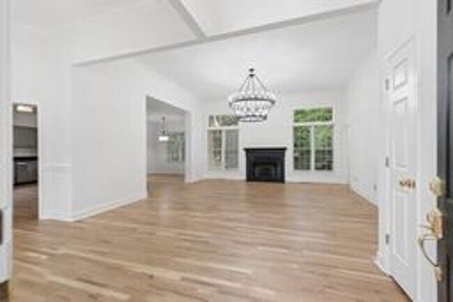 Foto del edificio - Beautiful Brentwood Home with Inground Pool on Quiet Cul-de-Sac