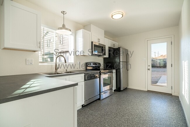 Building Photo - 850 W Hazelwood St