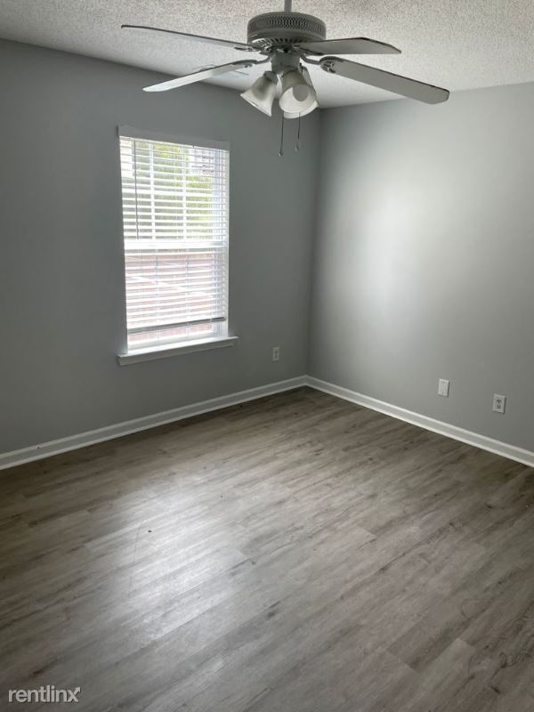 Building Photo - 4 br, 2 bath Townhome - 11 Middlebrook Dr