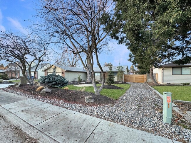 Building Photo - Pet-Friendly Newly Remodeled 3-Bedroom Home in South West Boise with Granite Counters, Gas Firepl...