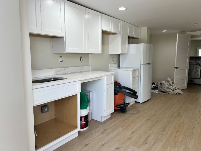 Building Photo - 215 E 24th Ave