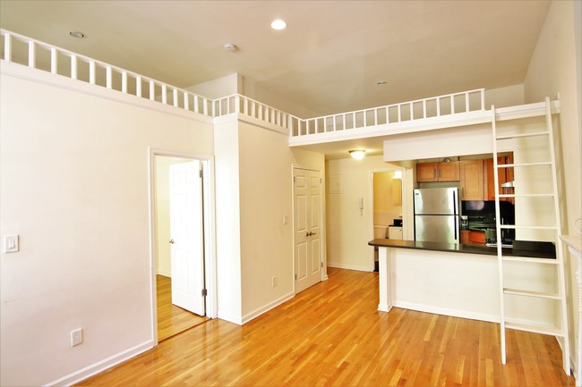 Building Photo - 156 W 75th St
