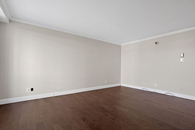 Foto del edificio - All-Inclusive Waterfront Living at Riverside Condo | $1 Month FREE Rent!