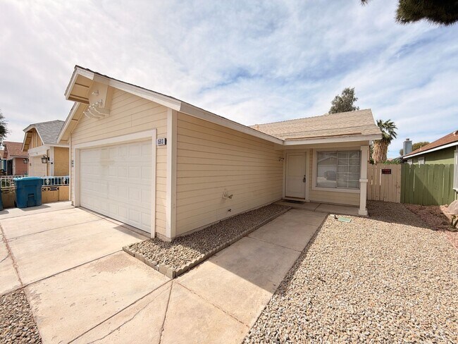 Foto del edificio - Welcome to this charming single-story home located in the Sunrise Manor!