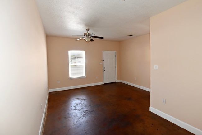 Building Photo - Mayflower Apt Duplex