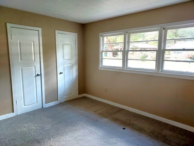 Building Photo - MOVE IN SPECIAL!**** 1/2 OF 1ST MONTH RENT...