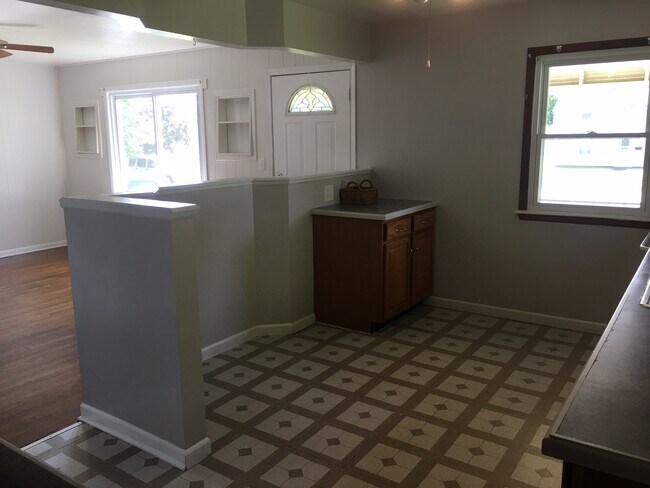 Eat-In Style Kitchen - 327 Jackson Ave