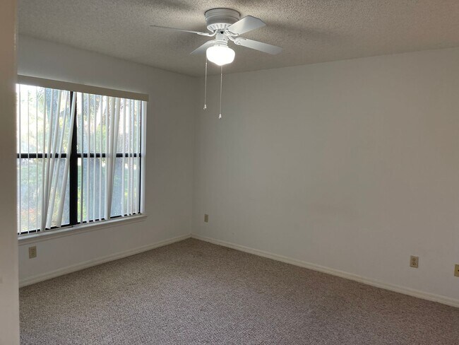 Building Photo - ANNUAL RENTAL - OASIS-2 BED 2 BATH 2ND FLOOR