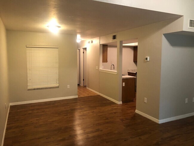 Building Photo - Great Town House in Green Leaf