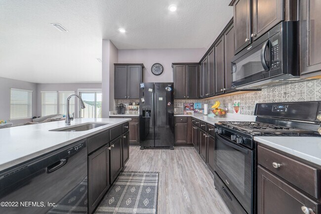 Foto del edificio - 14575 Needham Dr