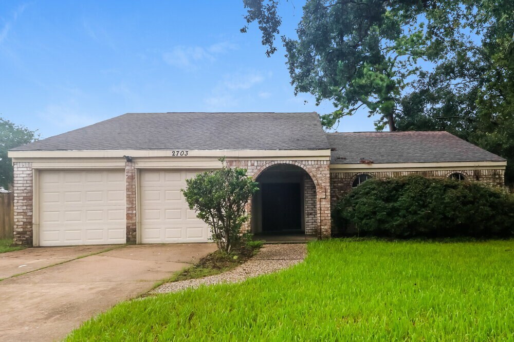 Foto principal - 2703 Wood River Rd