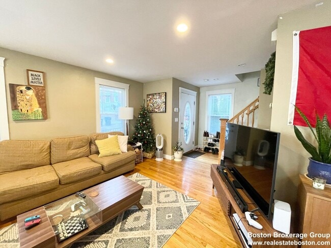 Building Photo - Awesome Student 4 Bed Apartment