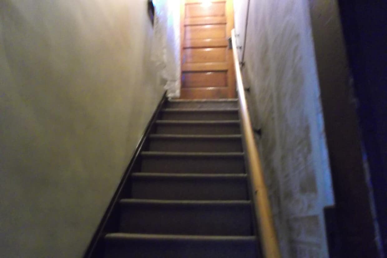 UPSTAIRS APARTMENT ENTRY - 800 N Lincoln Ave