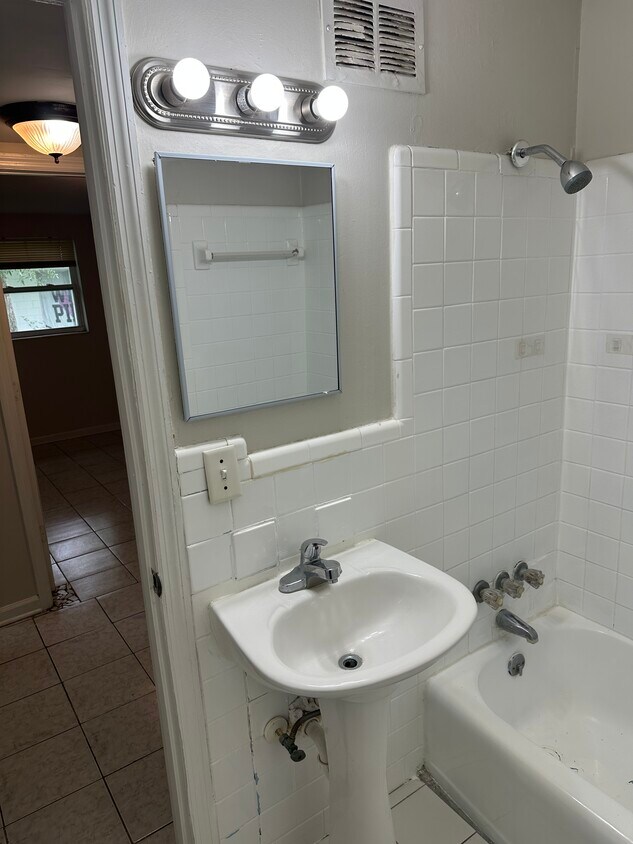 Building Photo - 1576 W 13th St