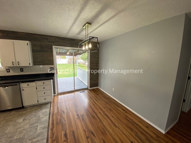 Building Photo - 3 bed house on corner lot in Post Falls!