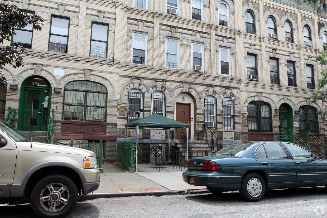 Building Photo - 746 Macdonough St