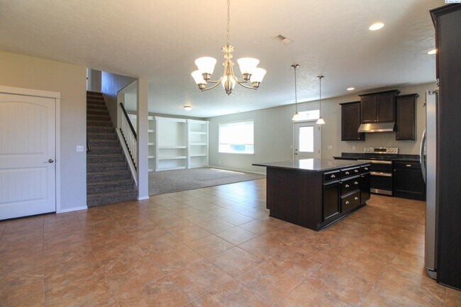 Building Photo - 6 Bed/3 Bath + an Office House in West Ric...
