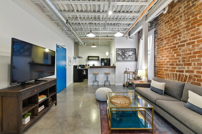Building Photo - 801 Magazine St