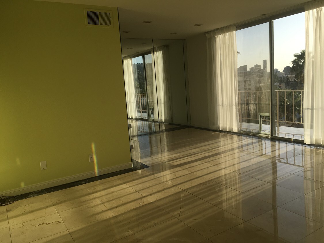Foto principal - 100 S Doheny Dr