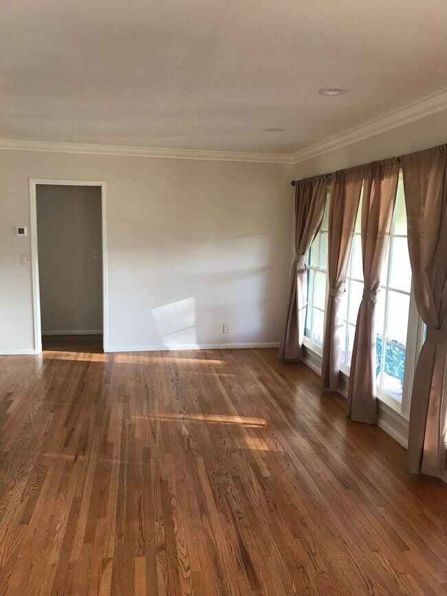 Foto del edificio - 554 S Indiana St