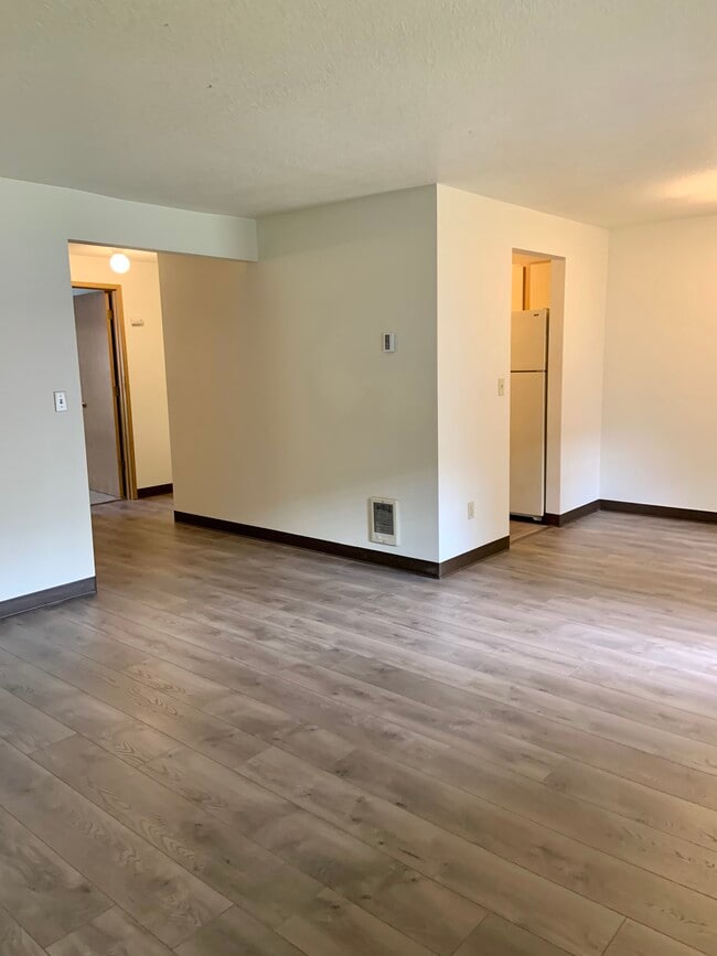 Building Photo - Willow Creek