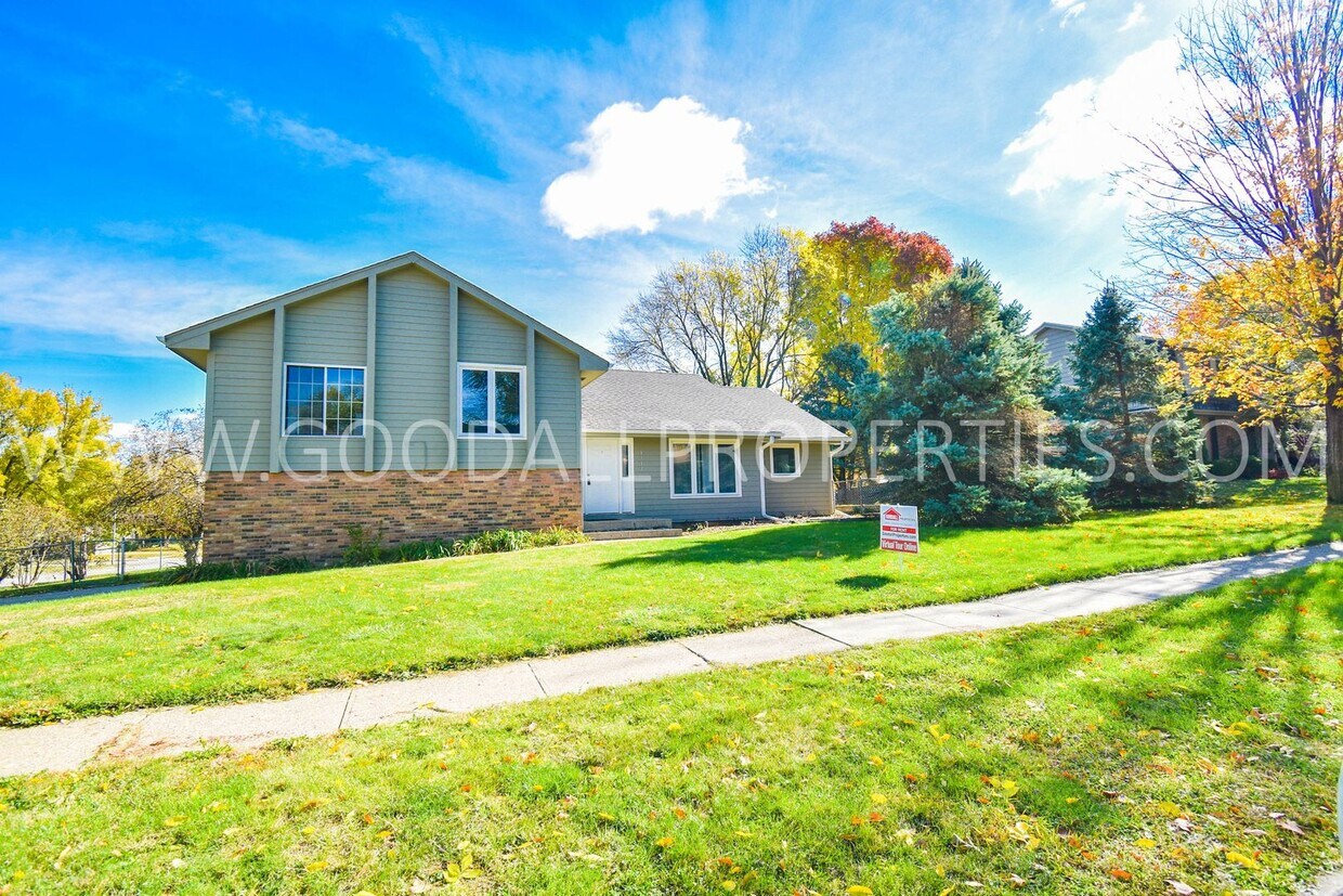 Primary Photo - 2 Bedroom duplex with Garage in Clive!