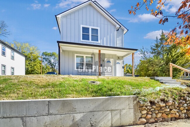 Photo - 2801 E Riverside Dr House