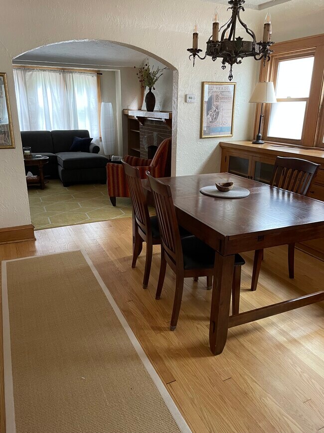 Gran comedor con hermosos pisos de madera y gabinetes empotrados - 2809 S Lenox St