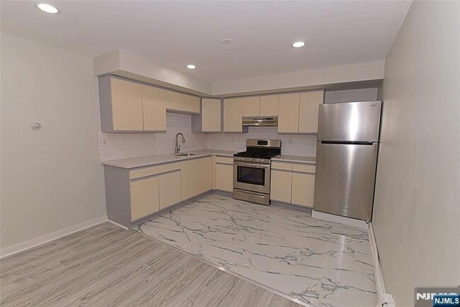 Foto del edificio - 380 Undercliff Ave