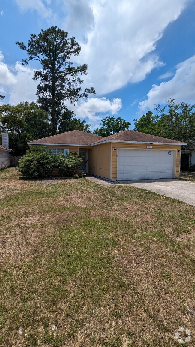 Lantana Lakes Apartments for Rent with Extra Storage Jacksonville, FL