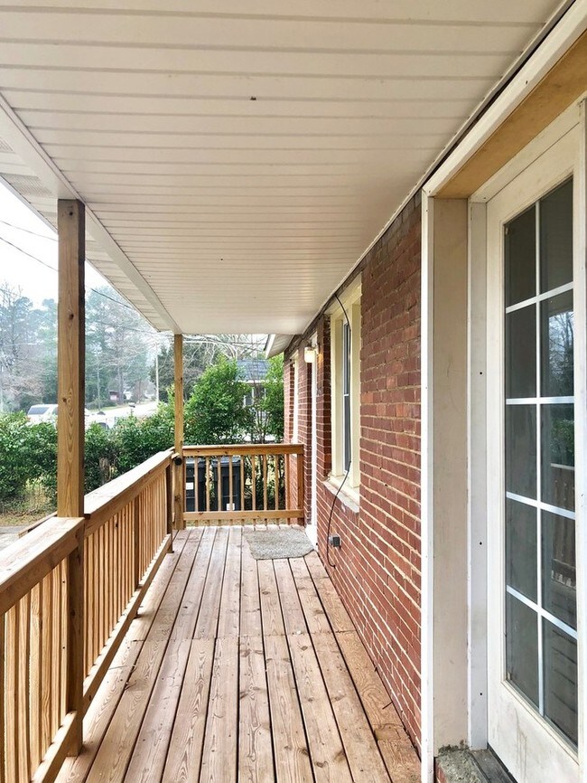 Building Photo - 1 Bedroom Duplex For Lease
