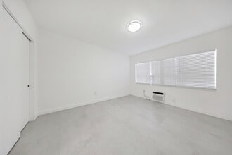 Building Photo - 6930 Rue Versailles Dr