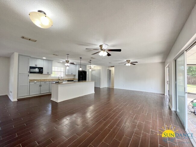 Building Photo - Open floorplan and centrally located in Fo...