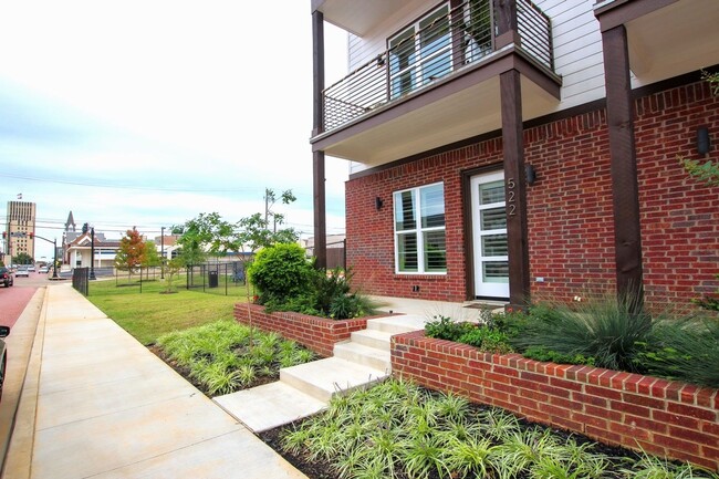 Building Photo - Move In Ready! Marquee Unit at West Oak To...
