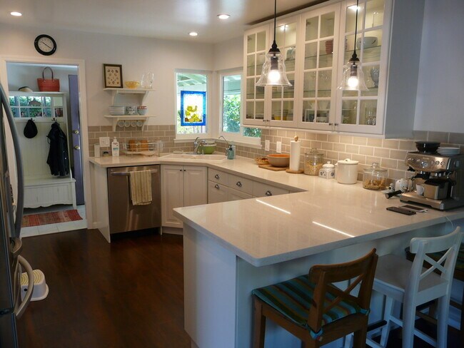 Foto del edificio - Beautiful and Bright 4 Bedroom 2.5 Bath Sa...