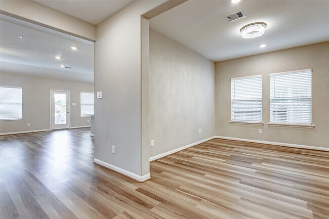 Foto del edificio - 2165 Woodland Pine Dr
