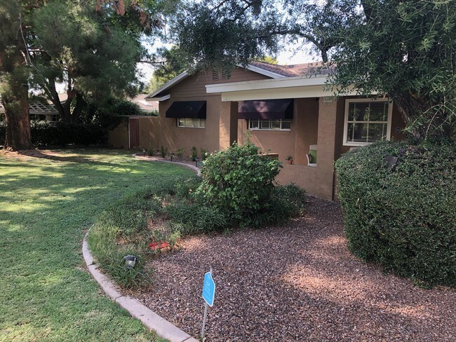 Building Photo - 302 W Royal Palm Rd