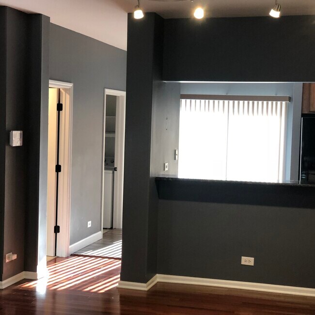 Foto del edificio - 1052 N Claremont Dr