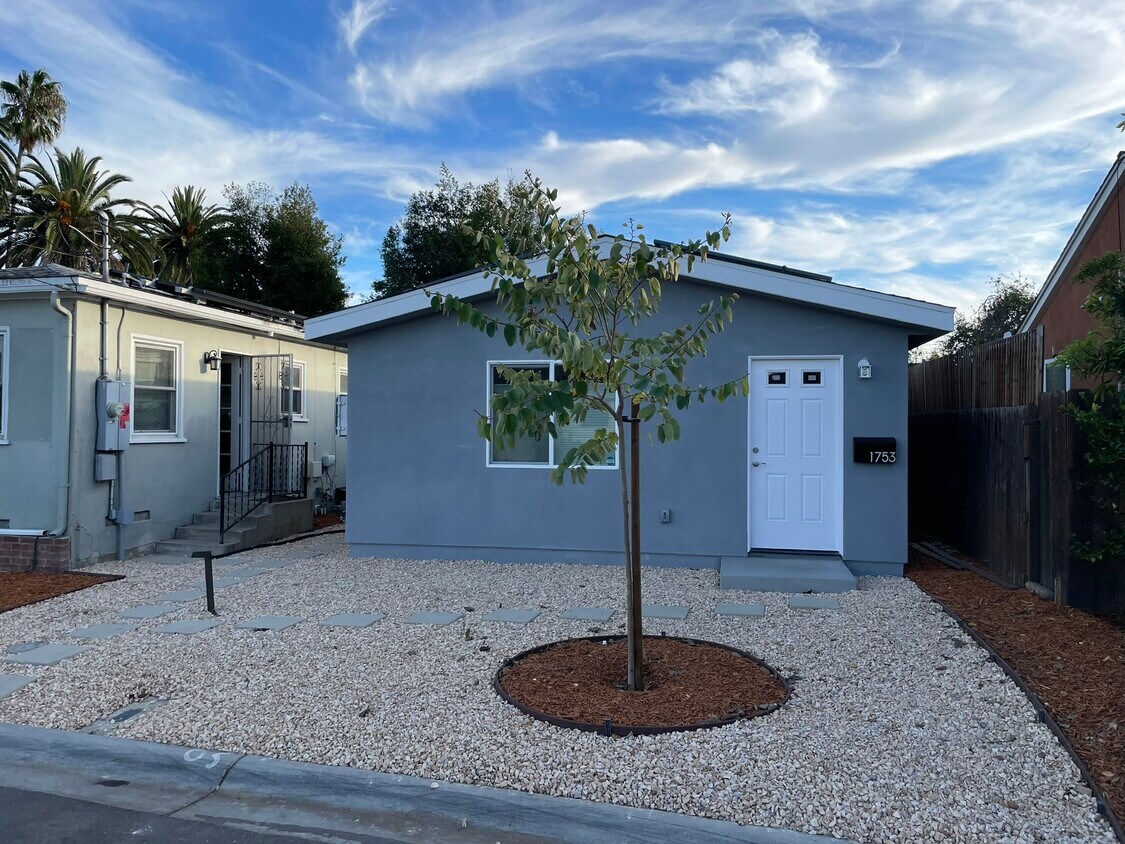 Stand-alone casita with its own house number (1753) - 1755 Mission Cliff Dr
