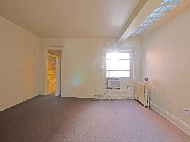 Living room w/skylight - 1725 Kilbourne Pl NW