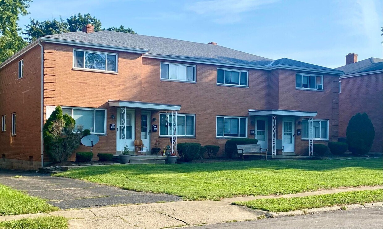 Brick Townhome, Full Basement on Olentangy... Townhome Rentals in