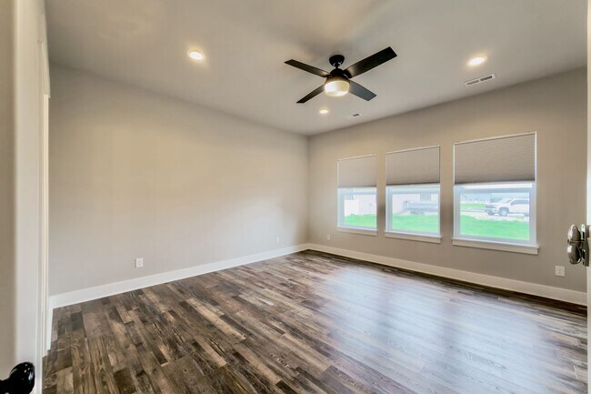 Foto del edificio - Spacious 3 Bed, 3 Bath Pet-Friendly Home with Oversized 3+ Car Garage! - Available NOW!