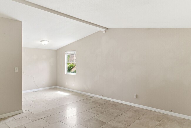 Foto del edificio - Spacious and versatile 6-bedroom, 2-bath split-level home