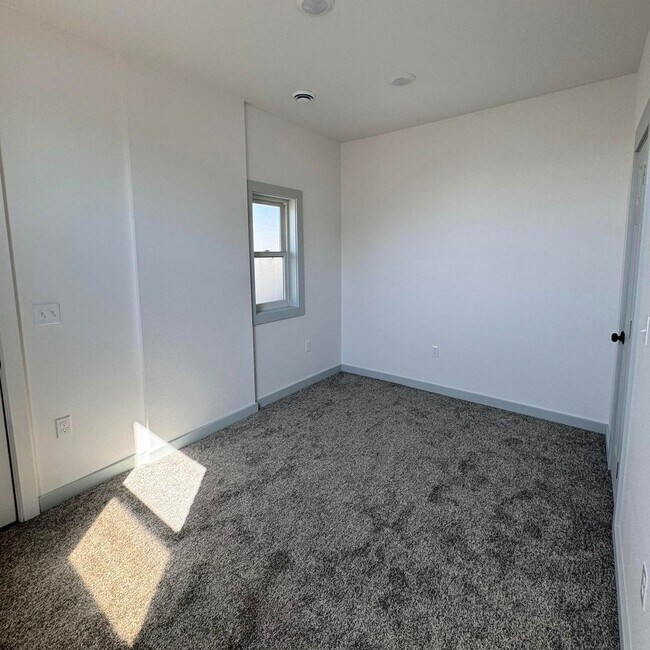 Building Photo - Newley Remodeled 3 Bedroom 2 Bathroom