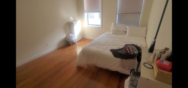 Building Photo - Discounted Modern Packards Corner Apt with...