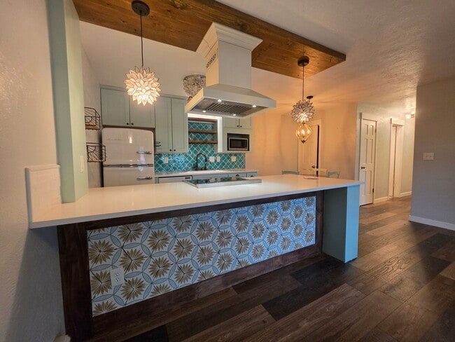 Building Photo - Stylish Ground Level Condo 2 Bedroom 2 Bath!