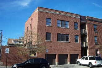 Building Photo - 1408 W Waveland Ave
