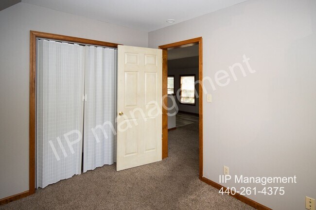Building Photo - Charming Colonial-Style 2 Bed, 1 Bath Unit...