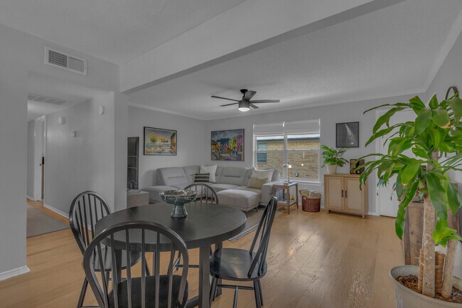 Foto del edificio - 5829 Sandhurst Ln