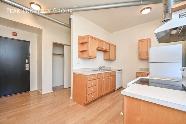 Building Photo - Generous 2 bedroom In beautiful East Walnu...